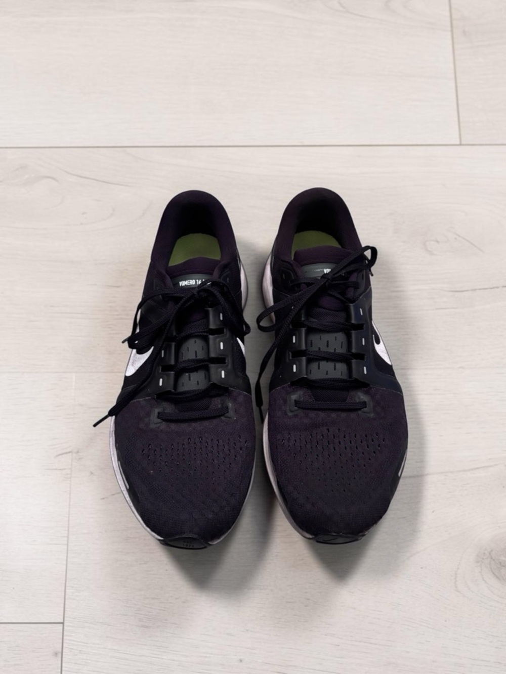 Nike Men's Vomero 16 Black Running Shoes Size 13